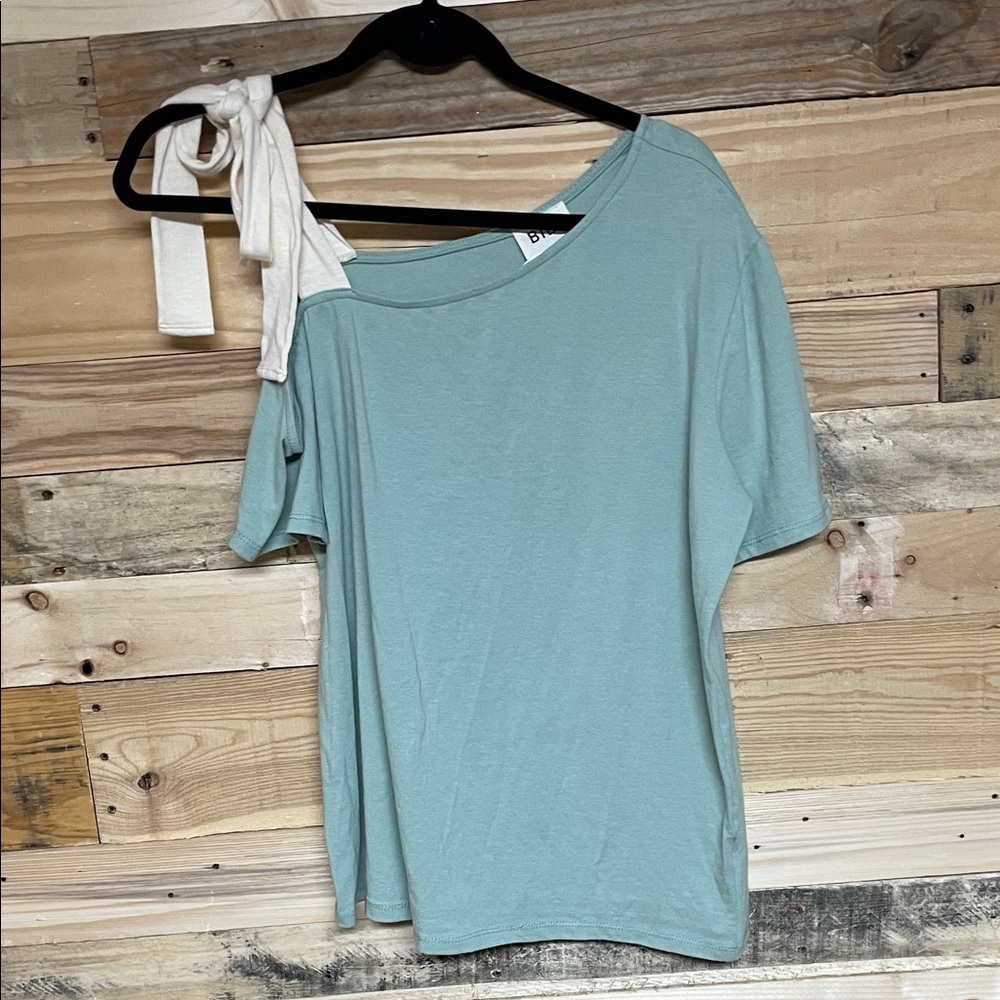 BiBi size Small Light Green Off-Shoulder Short Sleeve Tee with Cream Tie
